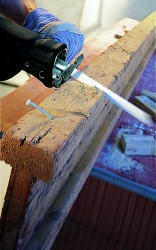 Bosch Reciprosäge sägt Holz