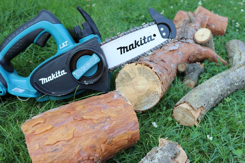 Makita Kettens�ge neben Holz
