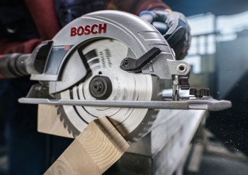 Bosch Kreissäge sägt Holz