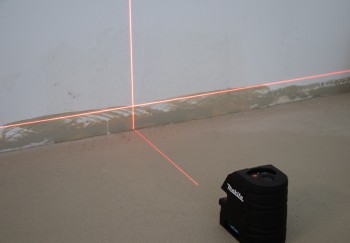 Baulaser mit roter Laserlinie