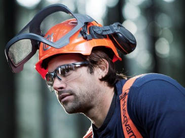 Helm und Gehrschutz: Welcher Hersteller bietet Ihnen das beste Forstzubehr?